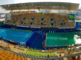 В Рио-де-Жанейро запретили использовать позеленевший олимпийский бассейн