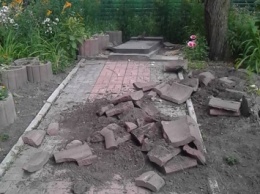 Возле метро "Житомирская" уничтожили стелы на могиле Неизвестного солдата