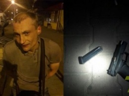 В Одессе пьяный угрожал пистолетом на детской площадке