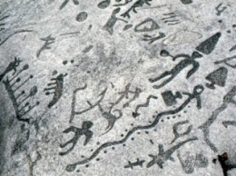 Древние иероглифы найдены туристами на гавайском пляже