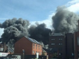 В центре британского города Лестер горит завод