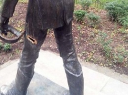Полиция нашла саблю, отломленную у памятника Петефи в Ужгороде