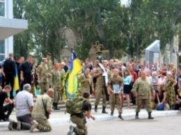 В Покровске (Красноармейске) провели в последний путь Героя Украины Влада Казарина, стоя на коленях