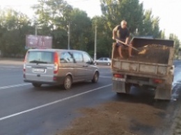 Водителей просят внимательными из-за масляного следа на дороге (фото)