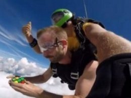 Скучно просто так прыгать с парашютом - Стивен Робинсон нашел, чем занять руки во время прыжка