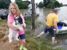 В Луизиане из-за масштабного наводнения 5,5 тыс. человек покинули дома, в приюте не хватает кроватей