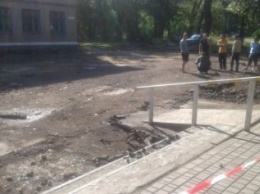 В Авдеевке начались работы по реконструкции пришкольной территории (ФОТО)