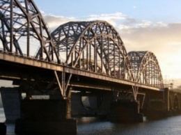 В Киеве на Дарницком мосту восстановят освещение