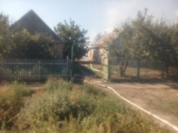 В селе под Мелитополем горит дом (видео)