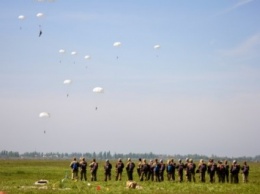 Военнослужащие Сил спецопераций выполнили прыжки с парашютом