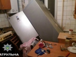 В Кропивницком молодой мужчина крушил квартиру и выбрасывал вещи с четвертого этажа (ФОТО)