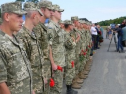 На Кушугумском кладбище почтили военных, погибших на Донбассе (ФОТО)