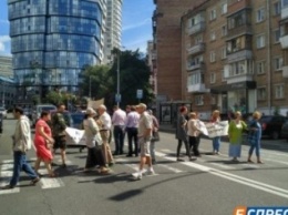 В Печерском районе киевляне в протест против стройки заблокировали дорогу (ФОТО)