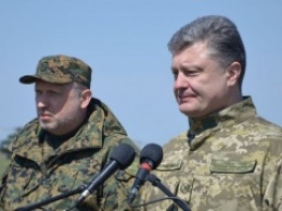 На украинском ТВ Турчинову и Порошенко уже грозят тюрьмой за сдачу Крыма и "котлы"