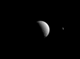 NASA: Зонд «Кассини» сфотографировал Гиперион и Тетис