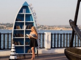 В Севастополе появилась первая на полуострове пляжная библиотека (ФОТО)