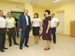 Аксенов осмотрел ход ремонта детского сада в Симферопольском районе (ФОТО)