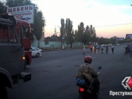 В Николаеве протестующие блокировали фуры, не позволяя заезжать на Широкобальский мост