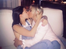 Салтыкова показала "взрослый" поцелуй с дочерью