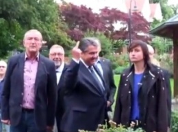 Вице-канцлер ФРГ показал демонстрантам средний палец