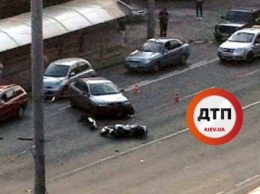 ДТП в Киеве: автомобиль подрезал мотоцикл