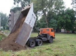 В Каменском начали засыпать старые погреба