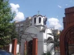 Над первым в городе круглосуточным православным храмом установили купол и крест (фото)
