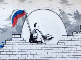 Сам себя замуровывает: странное граффити с Путиным в Крыму (ФОТО)