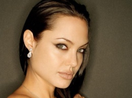 Анджелина Джоли к ужасу фанатов завела молодого любовника