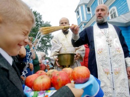Православные и греко-католики отмечают Яблочный Спас