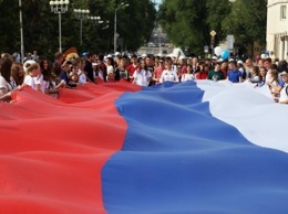 Половина граждан России готова вывесить ее флаг на своем доме