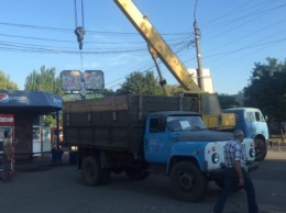 В Николаеве в районе автовокзала демонтировали незаконные «позвонишки»