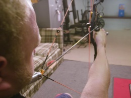 Лучник без рук, стреляющий ногами, стал героем интернета