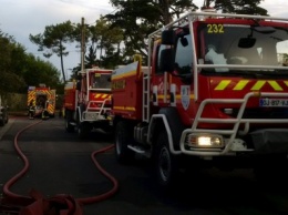 Француские пожарные на острове эвакуировали 1,5 тысяч человек из лагеря для автотуристов