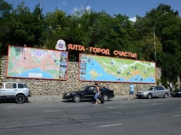 Напротив здания ялтинского автовокзала установили новый информационно-туристический навигатор