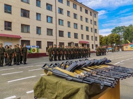 В Одессе молодым нацгвардейцам торжественно вручили оружие