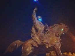 Киевляне в соцсетях: власти сделали памятник гетьману Сагайдачному похожим на "недоделанного трансформера"