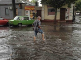Чернигов затопило из-за небывалых дождей, автомобили плавают по дорогам