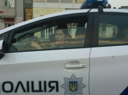В Одессе женщина-полицейский показала средний палец прохожим из окна "Приуса" (ФОТО)