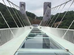 В Китае откроют самый длинный в мире стеклянный мост