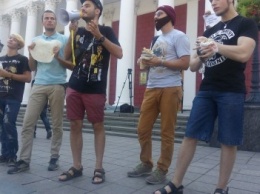 В Одессе активисты едва не закидали мэрию шаурмой (ФОТО, ВИДЕО)
