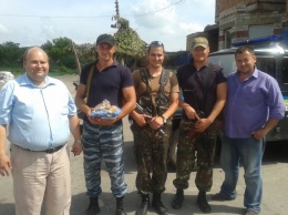 Транспортной милиции на границе с Мариуполем отвезли подарки