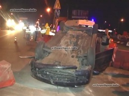 ДТП в Киеве: на проспекте Победы опрокинулся Mitsubishi Lancer. ВИДЕО