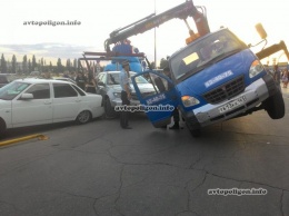 В Тольятти (РФ) эвакуация закончилась повреждением трех автомобилей... ФОТО