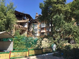 В Киеве обрушился отселенный дом, пострадавших нет
