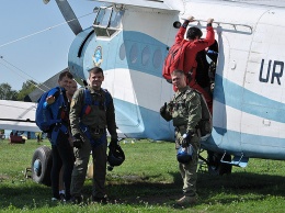 Под Харьковом парашютисты-нацгвардейцы прыгнули с высоты 5 тысяч метров