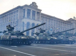 Порошенко вывел на парад в Киеве танки с крестами