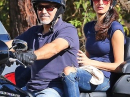 Джордж и Амаль Клуни рассекают на крутом байке в Лос-Анджелесе