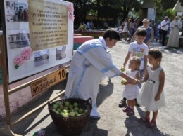 Сегодня всех, кто пришел в Детский парк, угощали яблоками