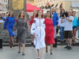 В Одессе на открытии Вышиванкового фестиваля дефилировали модные одесситы (ФОТО)